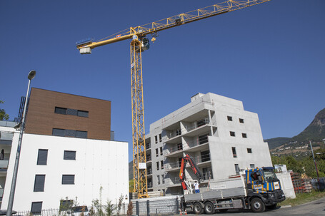 Construire sur le toit, une piste prometteuse pour la rénovation thermique des vieux immeubles
